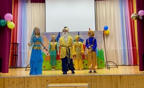 Гимназиянең нәни артистлары инглиз телендә спектакль куеп шаккатыра