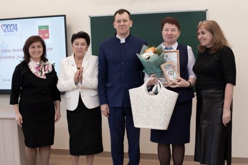 «Иӊ яхшы татар теле һәм әдәбияты укытучысы-2024» Бөтенроссия бәйгесенеӊ зона этабы узды (фото)