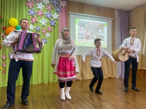 Чепья урта мәктәбендә «Мин, син, ул, бергә дус гаилә» этнофестивале узды (фото)
