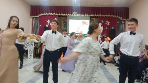 Ел да Балтач гимназиясендә бал үтә