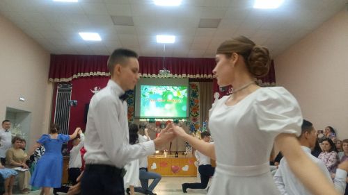 Ел да Балтач гимназиясендә бал үтә