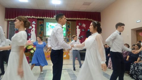 Ел да Балтач гимназиясендә бал үтә