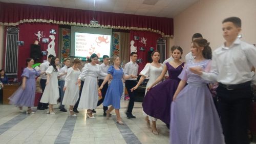 Ел да Балтач гимназиясендә бал үтә