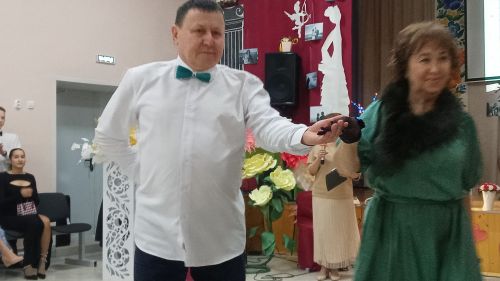Ел да Балтач гимназиясендә бал үтә