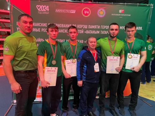«Ак барс» көрәш сараенда герой-шагыйрь Муса Җәлил истәлегенә «Ватаным Татарстан» газетасы гамәлгә куючы ачык турнир узды (фото)