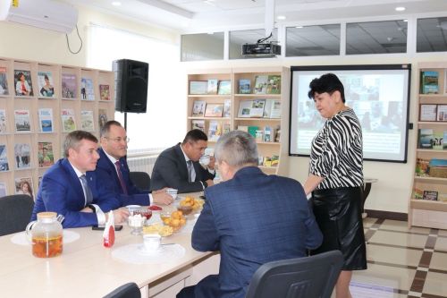 Кунаклар үзәк китапханәдә булдылар (фото)