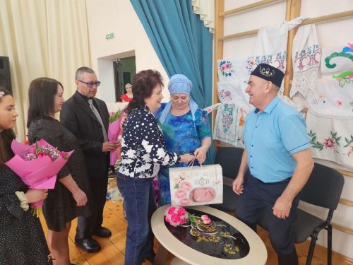 Чапшарда «Язлар керсен күңелгә, яшәү дәрте булсын һәркемдә!» исемле кичә узган (бик күп фото)