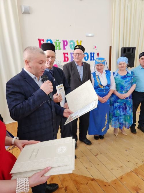 Чапшарда «Язлар керсен күңелгә, яшәү дәрте булсын һәркемдә!» исемле кичә узган (бик күп фото)