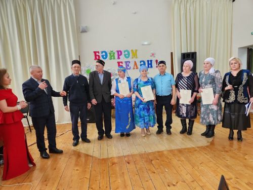 Чапшарда «Язлар керсен күңелгә, яшәү дәрте булсын һәркемдә!» исемле кичә узган (бик күп фото)