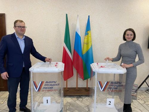 Балтач районы башлыгы сайлауга гаиләсе белән бергә килде (фото)