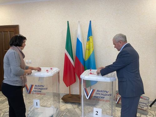 Балтач районы башлыгы сайлауга гаиләсе белән бергә килде (фото)
