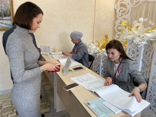 Балтач районы башлыгы сайлауга гаиләсе белән бергә килде (фото)