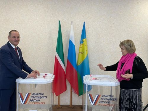 Балтач районы башлыгы сайлауга гаиләсе белән бергә килде (фото)