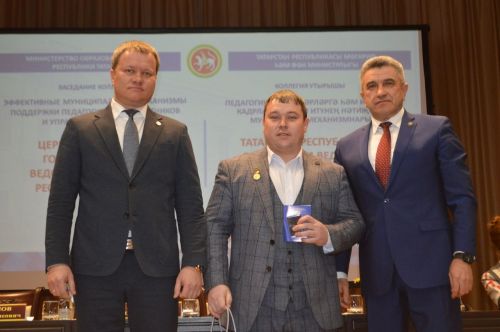 Рөстәм Мөхәммәдиев «Яшь мөгаллим»  күкрәк билгесе белән бүләкләнде
