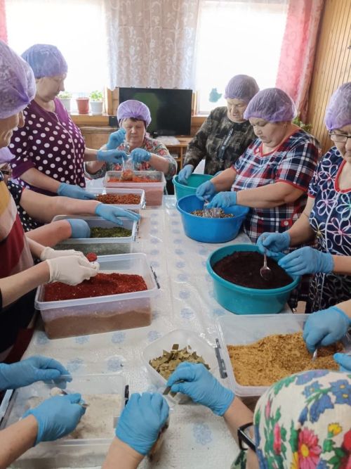 Чутай авылында СВОдагы ир-егетләргә аш җыелмалары әзерләгәннәр (фото)