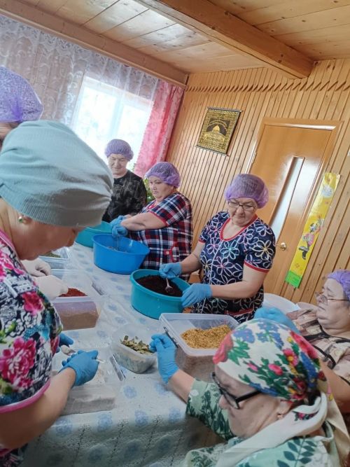 Чутай авылында СВОдагы ир-егетләргә аш җыелмалары әзерләгәннәр (фото)