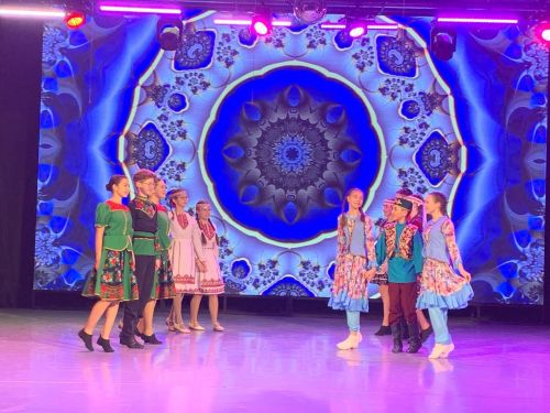 Балтач урта мәктәбе «Балачак төсләре» дип аталган концерт тәкъдим итте (фото)
