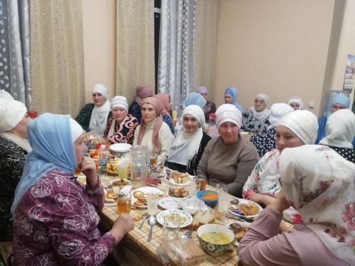 Алан мәктәбендә төрле елларда балаларга белем биргән мөгаллимнәр, техник хезмәткәрләр өчен ифтар ашы үткәргәннәр (фото)