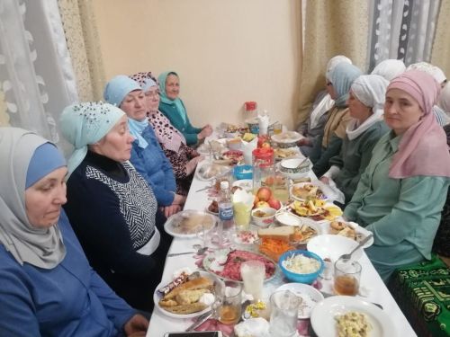 Алан мәктәбендә төрле елларда балаларга белем биргән мөгаллимнәр, техник хезмәткәрләр өчен ифтар ашы үткәргәннәр (фото)