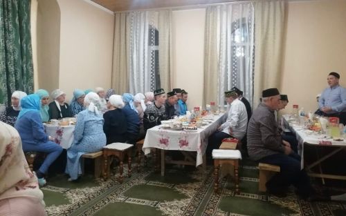 Алан мәктәбендә төрле елларда балаларга белем биргән мөгаллимнәр, техник хезмәткәрләр өчен ифтар ашы үткәргәннәр (фото)