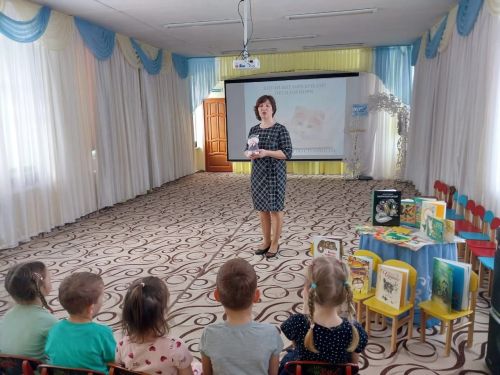 1нче номерлы балалар бакчасы сабыйлары үзәк китапханәгә кунакка килде (фото)