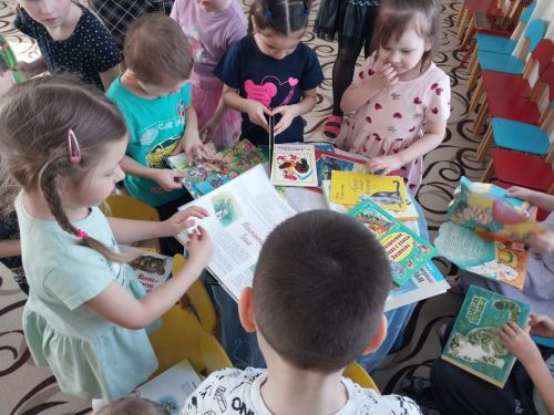 1нче номерлы балалар бакчасы сабыйлары үзәк китапханәгә кунакка килде (фото)
