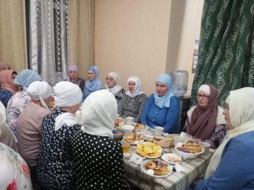 Алан мәктәбендә төрле елларда балаларга белем биргән мөгаллимнәр, техник хезмәткәрләр өчен ифтар ашы үткәргәннәр (фото)