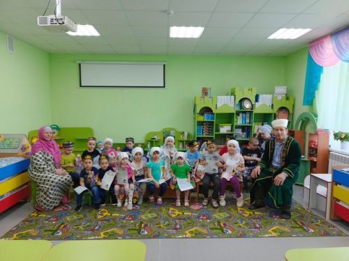 Нөнәгәр балаларын кем сөендергән?