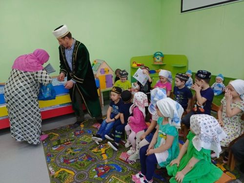 Нөнәгәр балаларын кем сөендергән?
