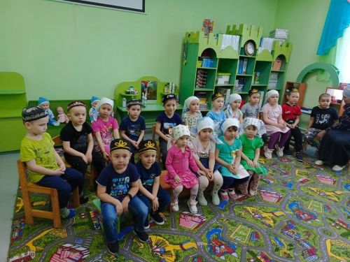 Нөнәгәр балаларын кем сөендергән?