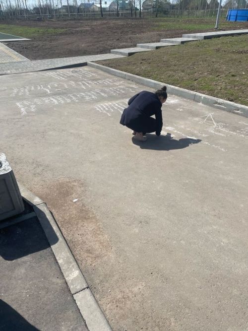 Студентлар геометрия дәресен ачык һавада укыган (фото)