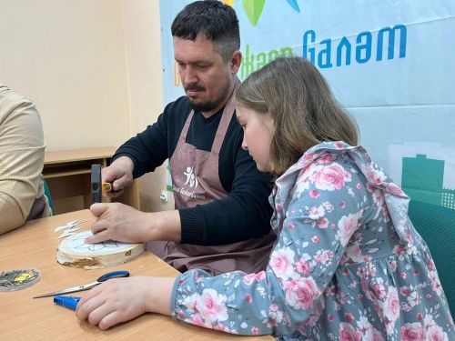 «Факел» кабат әтиләрне балалары белән кунакка дәште (фото)