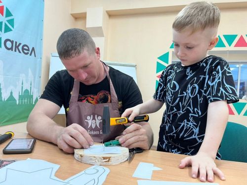 «Факел» кабат әтиләрне балалары белән кунакка дәште (фото)