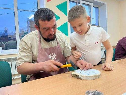 «Факел» кабат әтиләрне балалары белән кунакка дәште (фото)