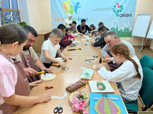 «Факел» кабат әтиләрне балалары белән кунакка дәште (фото)