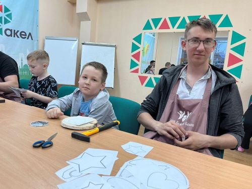 «Факел» кабат әтиләрне балалары белән кунакка дәште (фото)
