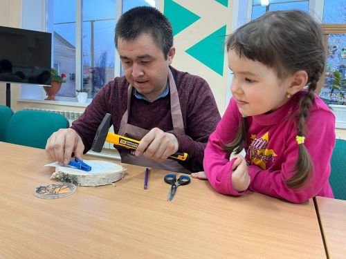 «Факел» кабат әтиләрне балалары белән кунакка дәште (фото)