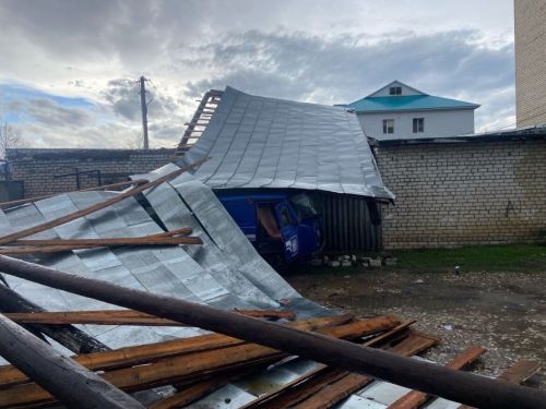 Көчле җил агачларны аударган, коймаларга, машиналарга зыян килгән