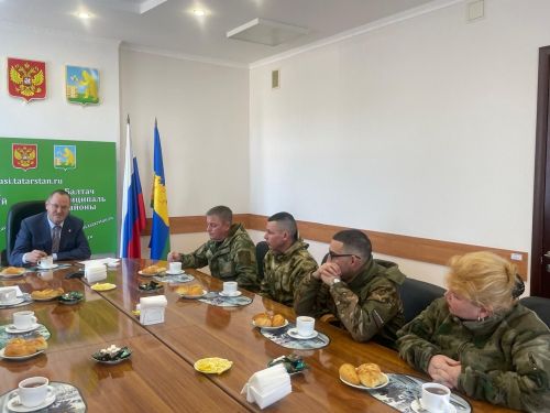 Балтачта ялга кайткан егетләр район башлыгы белән очрашты (+фото)