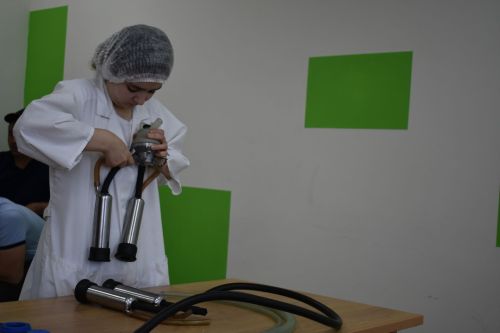 Иң яхшы сыер савучы, ясалма орлыкландыручы һәм зоотехник кайсы хуҗалыктан? (+ Бик күп фото)
