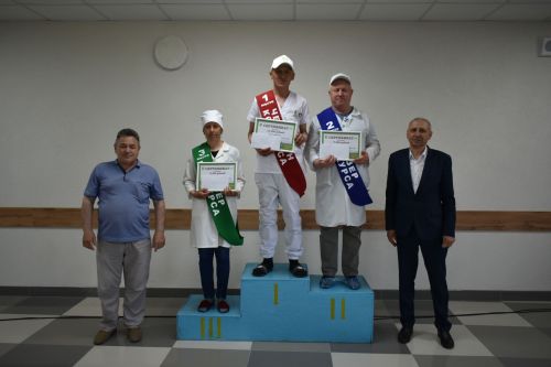 Иң яхшы сыер савучы, ясалма орлыкландыручы һәм зоотехник кайсы хуҗалыктан? (+ Бик күп фото)