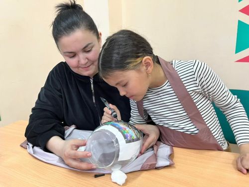 Балтач әниләре кызлары белән витраж буяулар ярдәмендә пыяла ваза бизәде (фото)