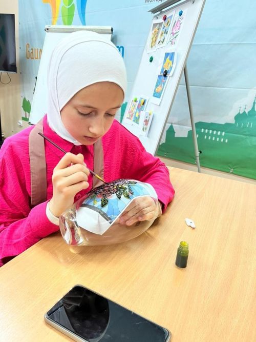 Балтач әниләре кызлары белән витраж буяулар ярдәмендә пыяла ваза бизәде (фото)
