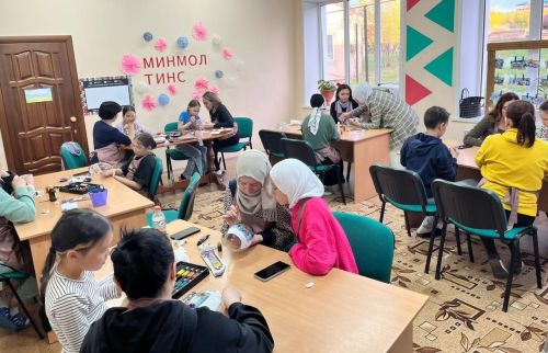 Балтач әниләре кызлары белән витраж буяулар ярдәмендә пыяла ваза бизәде (фото)