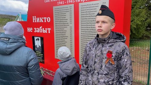Сизнерда митинг вакытында һәйкәл ачылды, истәлек тактасы куелды (фоторепортаж)