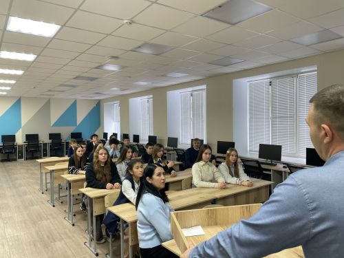 Рәйхан Низамов: «Белемле һәм һөнәрле яшьләргә кайда да эшләве дә, яшәве дә җиңелрәк!»