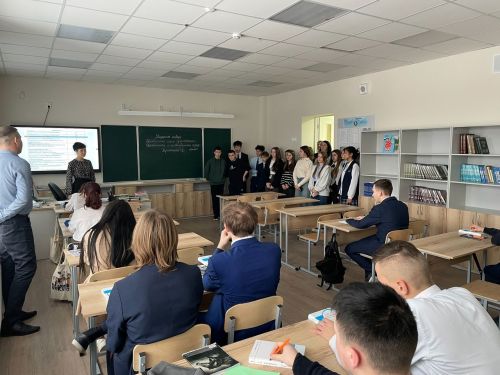 Рәйхан Низамов: «Белемле һәм һөнәрле яшьләргә кайда да эшләве дә, яшәве дә җиңелрәк!»