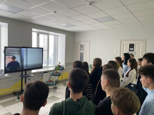 Рәйхан Низамов: «Белемле һәм һөнәрле яшьләргә кайда да эшләве дә, яшәве дә җиңелрәк!»