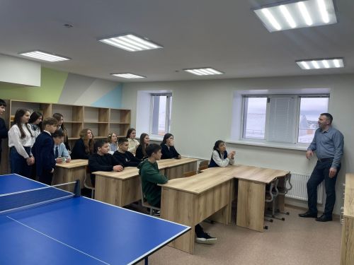 Рәйхан Низамов: «Белемле һәм һөнәрле яшьләргә кайда да эшләве дә, яшәве дә җиңелрәк!»