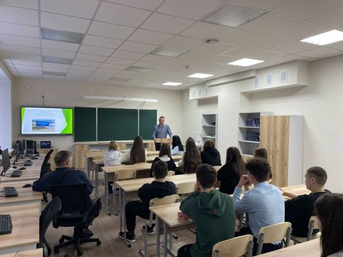 Рәйхан Низамов: «Белемле һәм һөнәрле яшьләргә кайда да эшләве дә, яшәве дә җиңелрәк!»